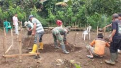 Kepedulian TNI, Babinsa Wlingi Bantu Pembangunan Pondasi Rumah Bapak Sugino