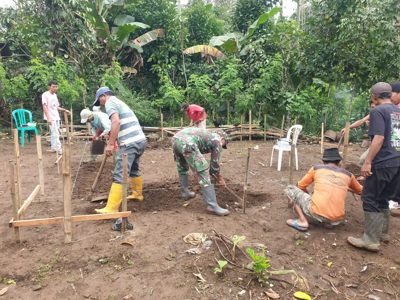 Kepedulian TNI, Babinsa Wlingi Bantu Pembangunan Pondasi Rumah Bapak Sugino