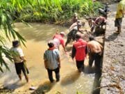 Antisipasi Banjir, Babinsa Koramil Bakung Ajak Warga Kerja Bakti Bersihkan Sungai