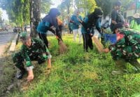 Serentak, Babinsa Kodim Bojonegoro Ikuti Kerja Bakti Pembersihan Lingkungan