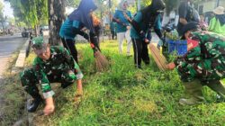 Serentak, Babinsa Kodim Bojonegoro Ikuti Kerja Bakti Pembersihan Lingkungan