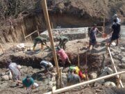 Personel Kodim 1505/Tidore Bersama Warga Lanjutkan Pengecoran Pondasi Jembatan Garuda