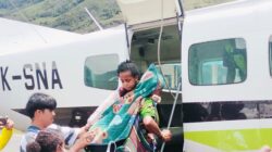 Anak 6 Tahun Korban Aksi Kebrutalan OPM di Kabupaten Puncak Dievakuasi Petugas dan Medis