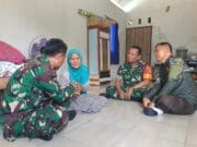 Babinsa Sukosewu Bojonegoro Bantu Lansia Korban Penipuan