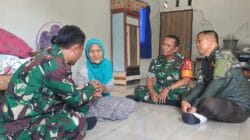 Babinsa Sukosewu Bojonegoro Bantu Lansia Korban Penipuan