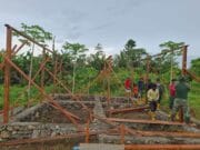 Satgas TMMD 128 dan Warga Bersinergi, Pembangunan Rumah di Manokwari Tunjukkan Kemajuan Pesat