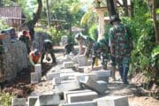 Semangat Anggota Kodim 0820/Probolinggo di Hari Pertama TMMD ke-128, Pemasangan Paving di Desa Brabe Dapat Apresiasi Warga