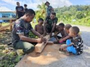 Keakraban Terjalin, Di Sela-sela Jadwal Padat, Satgas TMMD Ke-128 Kodim 1801/Manokwari Sempatkan Bermain Bersama Anak-anak
