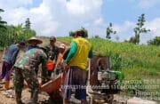 Garap 10 Jembatan Perintis Garuda, Babinsa Kodim Bojonegoro dan Masyarakat Gotong Royong Permudah Konektivitas Wilayah