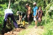 Medan Sulit Tak Surutkan Semangat, Satgas TMMD ke-128 Bangun Jalan Paving di Dusun Klagin, Brabe
