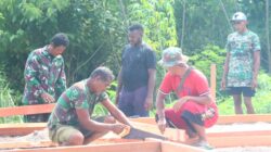 Satgas TMMD Reguler ke-128 Kodim 1801/Manokwari Bangun Rumah Warga Tanah Rubuh dari Nol