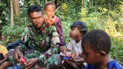 Satgas TMMD ke 128 Kodim 1801/Manokwari Berbagai Makanan Ringgan Dengan Anak-Anak Kampung Tanah Rubuh