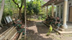 Hangatnya Ngobrol Santai Sesama Satgas TMMD Probolinggo di Waktu Jam Istirahat