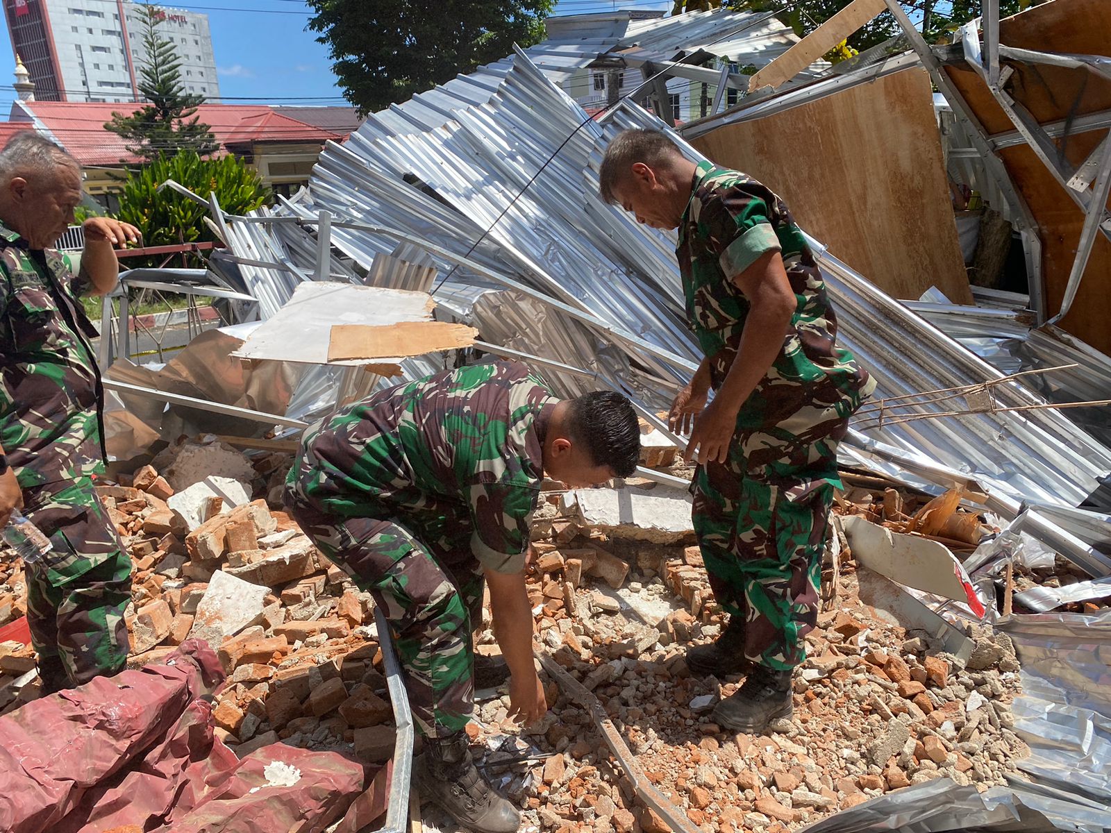 Reaksi Cepat Prajurit TNI Tangani Dampak Gempa M 7,6 di Sulawesi Utara
