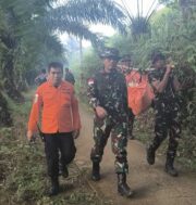 TNI Kerahkan Ratusan Personel dan Dukungan Udara Berhasil Evakuasi Korban Helikopter Airbus H130 di Sekadau