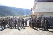 TNI-Polri Kawal Ketat Penyaluran Bantuan Pengungsi Kampung Kembru di Puncak JayaTNI-Polri Kawal Ketat Penyaluran Bantuan Pengungsi Kampung Kembru di Puncak Jaya