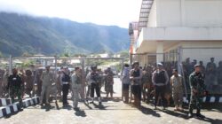 TNI-Polri Kawal Ketat Penyaluran Bantuan Pengungsi Kampung Kembru di Puncak JayaTNI-Polri Kawal Ketat Penyaluran Bantuan Pengungsi Kampung Kembru di Puncak Jaya