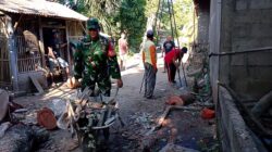 Wujudkan Hunian Layak, Babinsa Kanigoro Bahu Membahu Perbaiki Rumah Warga