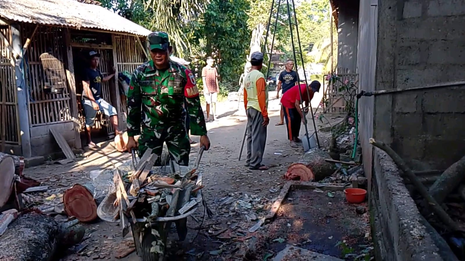 Wujudkan Hunian Layak, Babinsa Kanigoro Bahu Membahu Perbaiki Rumah Warga