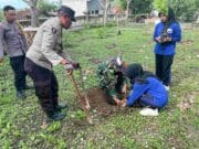 Penghijauan Monumen Trisula, TNI-Polri Bersama SMKN 1 Bakung Wujudkan Kepedulian Lingkungan