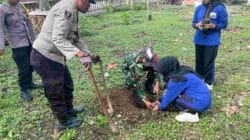 Penghijauan Monumen Trisula, TNI-Polri Bersama SMKN 1 Bakung Wujudkan Kepedulian Lingkungan