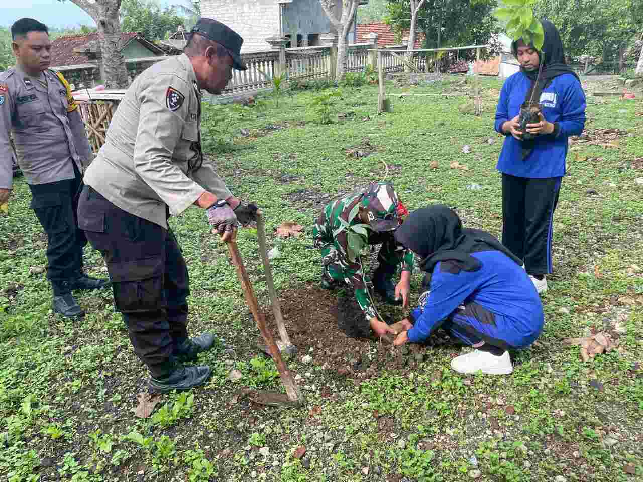 Penghijauan Monumen Trisula, TNI-Polri Bersama SMKN 1 Bakung Wujudkan Kepedulian Lingkungan Penghijauan Monumen Trisula, TNI-Polri Bersama SMKN 1 Bakung Wujudkan Kepedulian Lingkungan