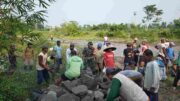 Demi Kelancaran Irigasi Pertanian, Babinsa Kamulan Dampingi Pembersihan Sungai Sodetan Kaliputih