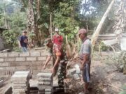 Kerja Bakti Bangun MCK Babinsa Gandean Bersama Warga, Tingkatkan Kesehatan Lingkungan