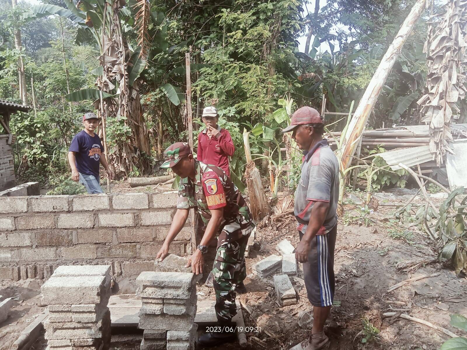 Kerja Bakti Bangun MCK Babinsa Gandean Bersama Warga, Tingkatkan Kesehatan Lingkungan