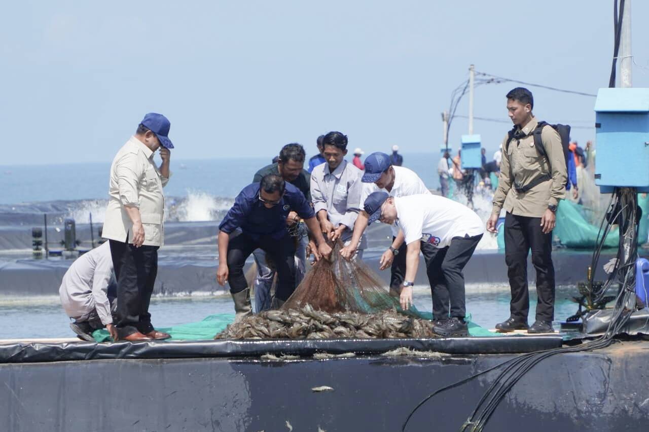 Panglima TNI Dampingi Presiden RI Prabowo Subianto Panen Raya Udang di Kebumen Panglima TNI Dampingi Presiden RI Prabowo Subianto Panen Raya Udang di Kebumen