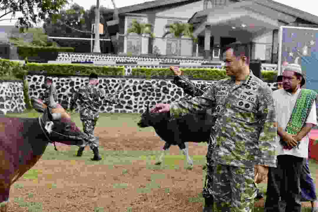 Wapang TNI Dampingi Menhan RI Shalat Idul Adha Bersama Prajurit dan Masyarakat di Papua Barat Wapang TNI Dampingi Menhan RI Shalat Idul Adha Bersama Prajurit dan Masyarakat di Papua Barat