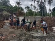 Penuh Semangat, TNI dan Warga Gotong Royong Cor Dudukan Jembatan Garuda