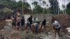 Penuh Semangat, TNI dan Warga Gotong Royong Cor Dudukan Jembatan Garuda