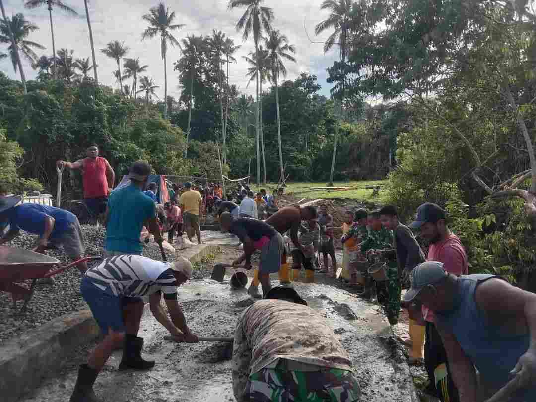 Kebersamaan Jadi Kekuatan, Personel Kodim 1505/Tidore dan Warga Gotong Royong Cor Lantai Jembatan Garuda Kebersamaan Jadi Kekuatan, Personel Kodim 1505/Tidore dan Warga Gotong Royong Cor Lantai Jembatan Garuda