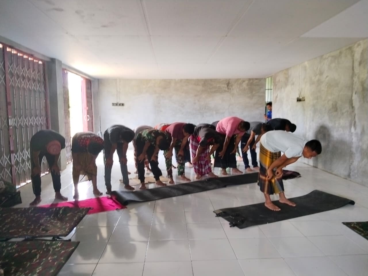 Satgas TMMD ke 128 Kodim 1801/Manokwari Bersama Warga Tetap Tunaikan Sholat Jum’at