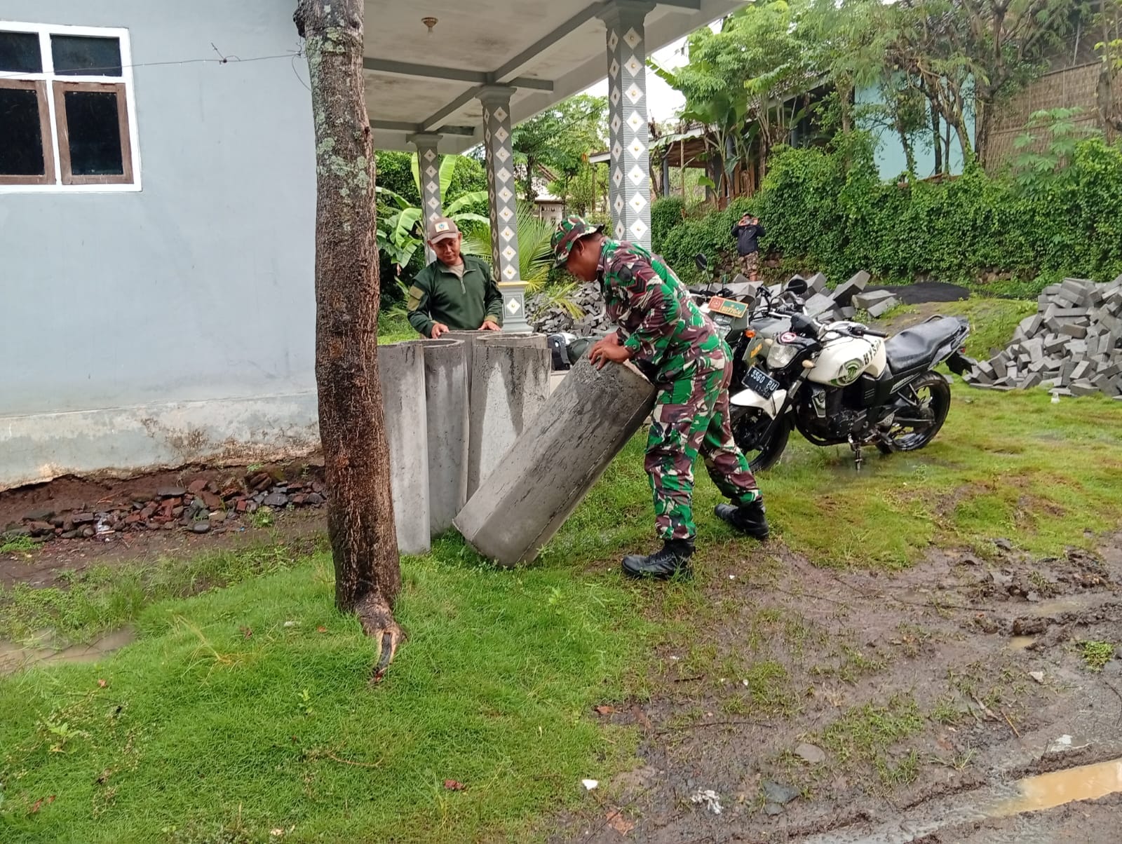 Pemasangan Buis Beton Saluran Air TMMD Ke-128 Capai 40 Persen, Atasi Genangan di Dusun Klagin, Brabe