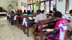 Iman dan Kerohanian Terjaga, Anggota Satgas TMMD ke-128 Kodim 1801/Manokwari Laksanakan Ibadah Minggu Bersama Warga
