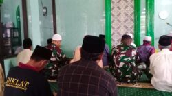 Kebersamaan Satgas TMMD Ke-128 dan Warga Brabe Terjalin Lewat Sholat Berjamaah di Masjid Al Karomah