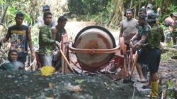 Percepat Pengecoran Jalan, Satgas TMMD ke-128 Kodim 1801/Manokwari Gotong Royong Gunakan Molen