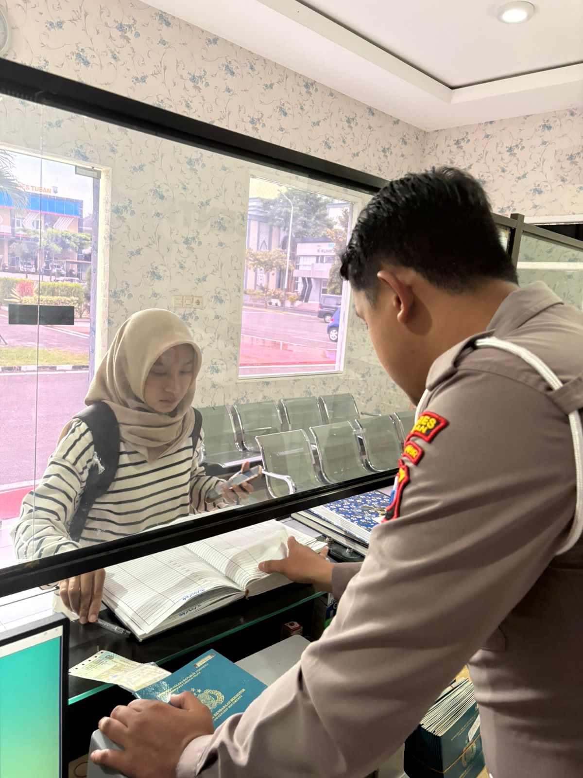 Human Story Tuban: Warga Senang Polantas Tuban Menyapa Bawa Info SIM STNK BPKB