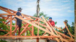 Satgas TMMD Ke-128 Kodim 1801/Manokwari Pasang Rangka Atap Rumah Warga di Kampung Tanah Rubuh