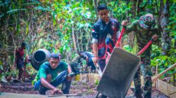Pasi Ops Kodim 1801/Manokwari Turun Langsung Ikut Pengecoran Jalan TMMD Ke-128 di Kampung Tanah Rubuh
