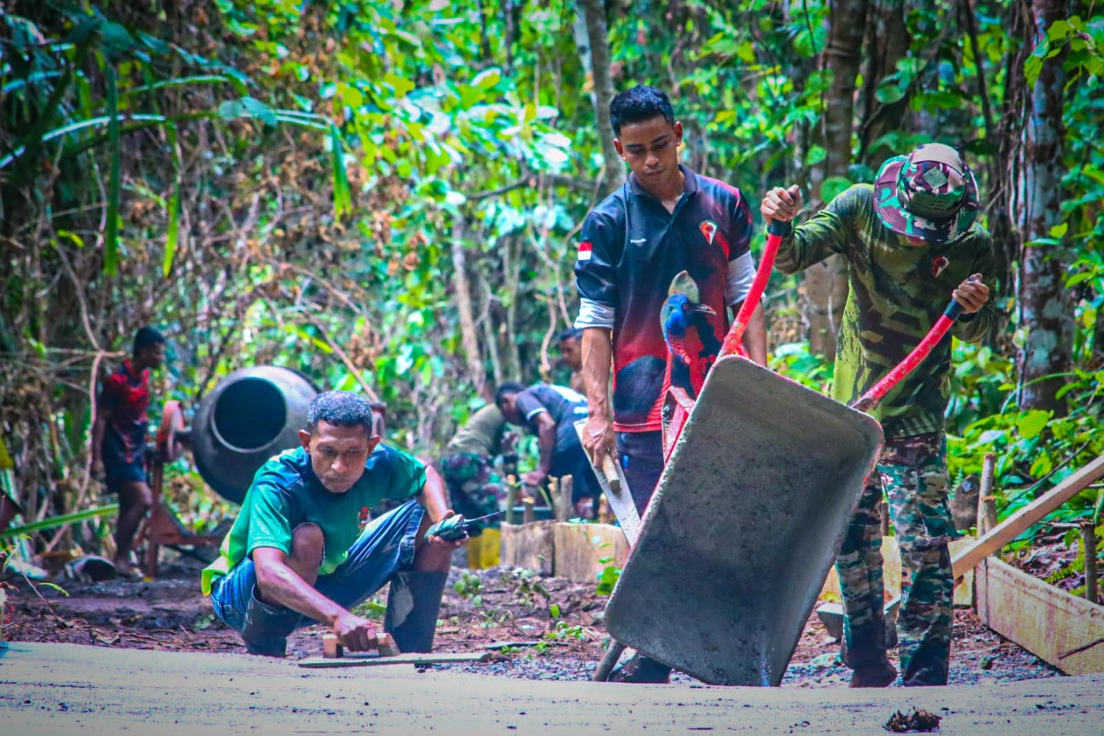 Pasi Ops Kodim 1801/Manokwari Turun Langsung Ikut Pengecoran Jalan TMMD Ke-128 di Kampung Tanah Rubuh