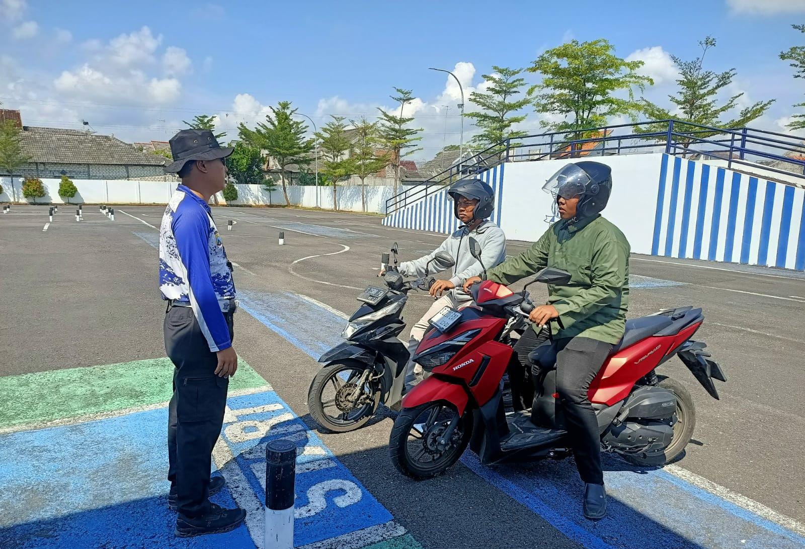 Berkat Polantas Tuban Menyapa, Ibu-Ibu Desa Kini Urus BPKB dan SIM Tanpa Ribet