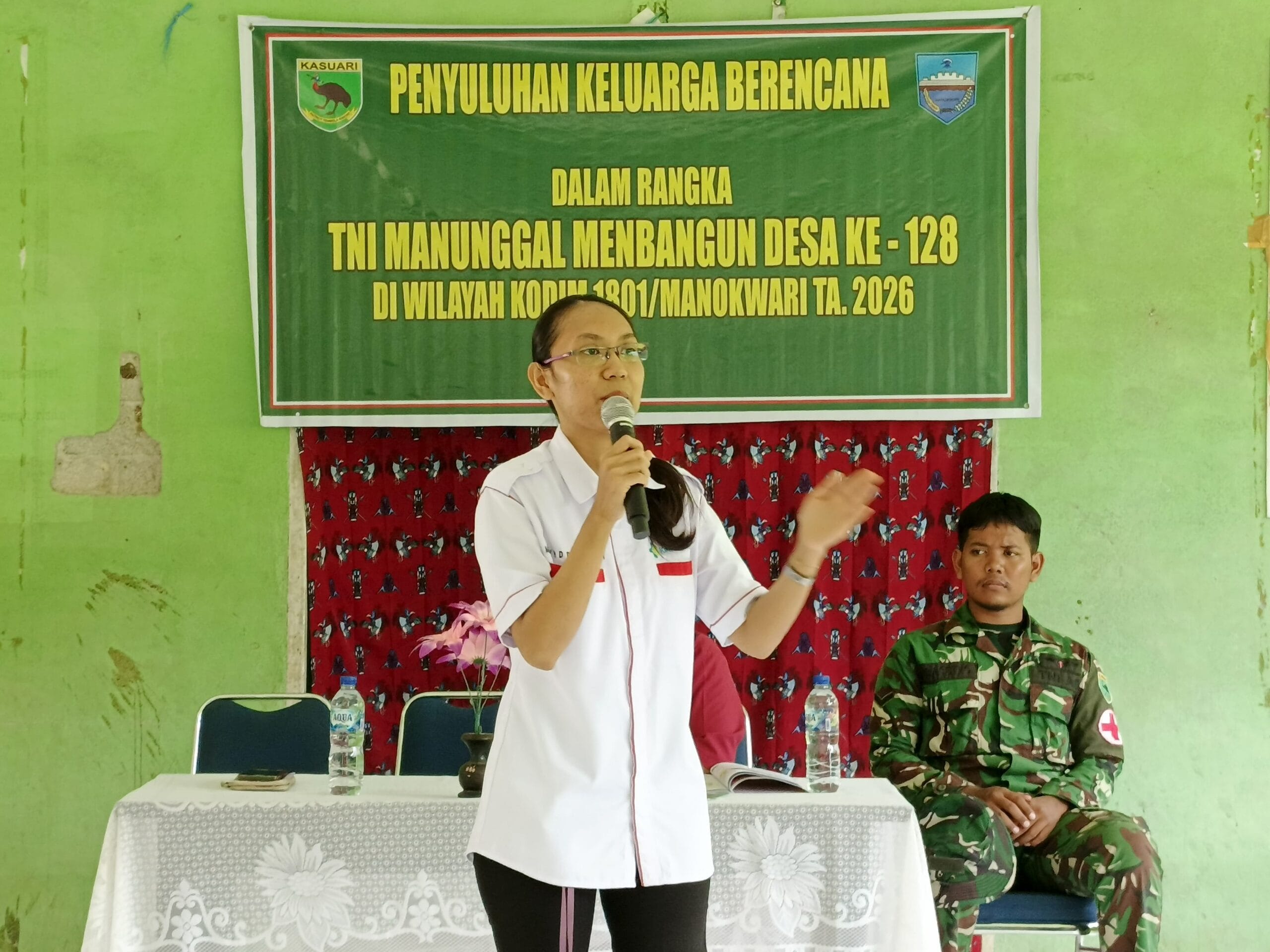 TNI Dorong Kesadaran Keluarga Sehat, Warga Antusias Ikuti Penyuluhan KB dalam TMMD Ke-128 Kodim 1801/Manokwari