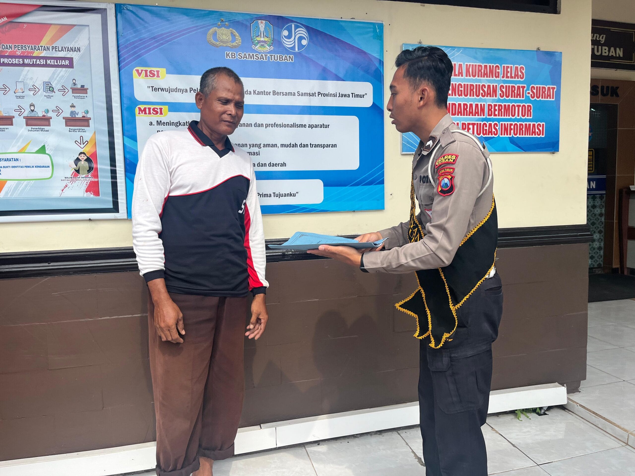Dari Pasar ke Permukiman, Polantas Tuban Menyapa Bantu Urus SIM & BPKB