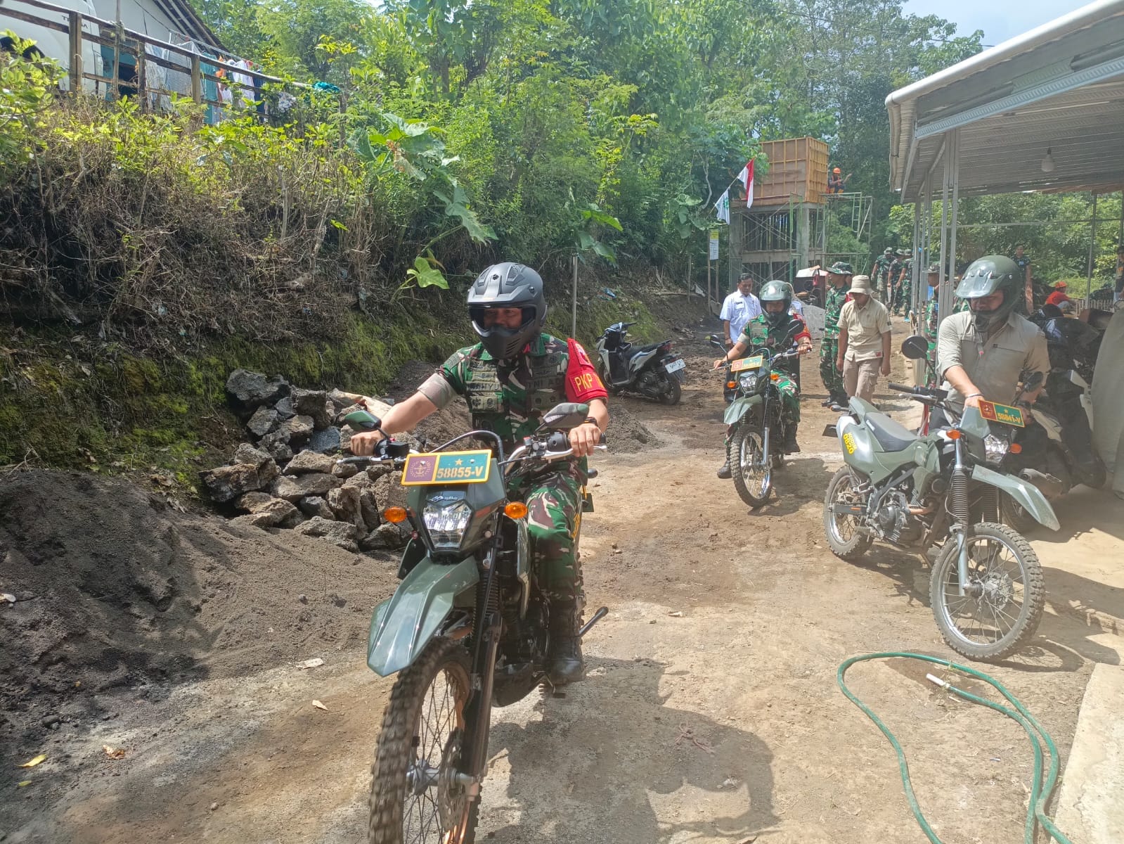 Akses Jalan Sempit, Danrem 083/Bdj Tinjau Lokasi TMMD Ke-128 Gunakan Motor Dinas Babinsa