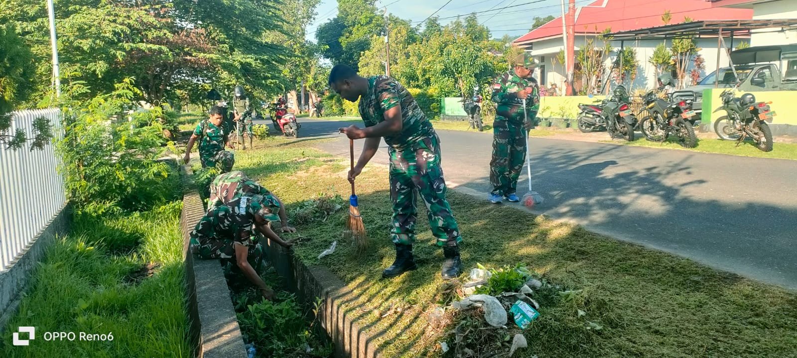 Peduli Kebersihan, Personel Kodim 1505/Tidore Gelar Jumat Berkah, Bersihkan Masjid dan Lingkungan 