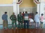 Tingkatkan Kemanunggalan, Satgas TMMD Ke-128 Sholat Asar Berjamaah Bersama Warga Desa Brabe