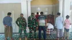 Tingkatkan Kemanunggalan, Satgas TMMD Ke-128 Sholat Asar Berjamaah Bersama Warga Desa Brabe